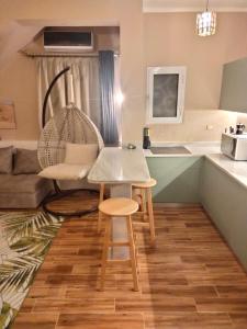 沙姆沙伊赫LuxuryGetaway2 / Brand New 2BR / Fully Furnished / Wi-Fi / Full Kitchen的配有桌椅和厨房的房间