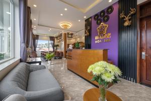 大叻Myrtle Boutique Hotel的大厅,大厅,有沙发和柜台