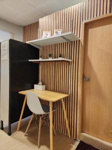 Ban Yang205Homely Private room in apartment Near BTS KU St的木桌和椅子在门边