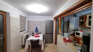 布雷亚扎Pensiunea Mirela的厨房配有桌子,上面有圣诞树