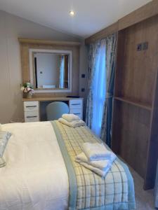 克利夫罗8 lakeview的一间卧室配有一张床、一张书桌和一面镜子
