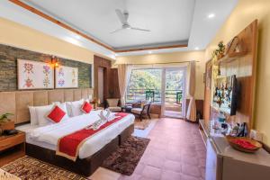 瑞诗凯诗Veda5 Ayurveda & Yoga Retreat的酒店客房设有一张床和一个阳台。