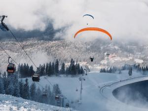 波亚纳布拉索夫皮亚特拉尼马雷酒店的一群人乘雪地滑雪升降机