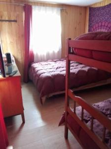 普孔Cabaña Agradable的一间卧室设有两张双层床和一扇窗户。