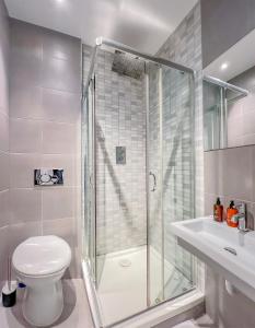 伦敦Central London Apartment Camden的带淋浴、卫生间和盥洗盆的浴室