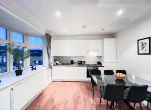 伦敦Central London Apartment Camden的厨房以及带桌椅的用餐室。