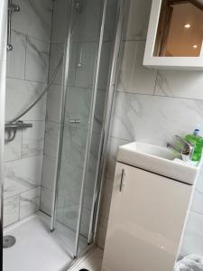 卢顿Luton Home near Airport Private & Shared Bathroom Option的带淋浴和盥洗盆的浴室