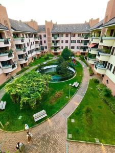 阿萨哥Orea Spiti - Modern Oasis Near Milan的享有公园建筑的空中景致