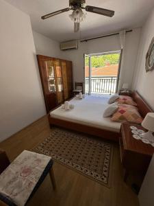 克勒克Apartment Nedjeljka的一间卧室设有一张大床和一个窗户。