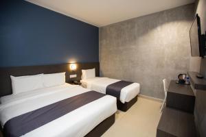 波德申1 Hotel Signature的酒店客房设有两张床和电视。