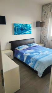 罗马Barzo Apartment的一间卧室配有一张带蓝色棉被的床