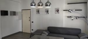 罗马Barzo Apartment的带沙发和台灯的客厅