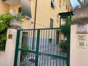 罗马Barzo Apartment的大楼前的绿色大门