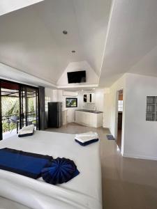 茶云莱海滩Scenery Sunrise的卧室配有一张白色大床,上面有蓝色枕头