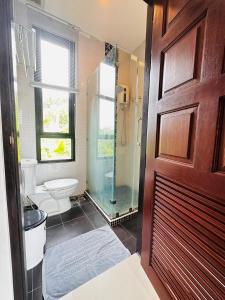 茶云莱海滩Scenery Sunrise的带淋浴和卫生间的浴室以及玻璃门。