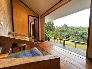 湄宏颂Jungle guest house的客房铺有木地板,设有大窗户。