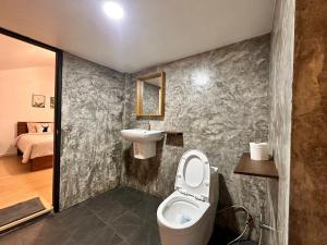 湄宏颂Jungle guest house的一间带卫生间和水槽的浴室