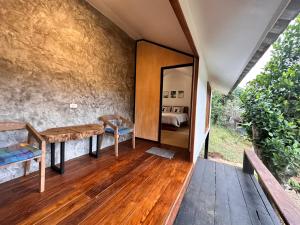 湄宏颂Jungle guest house的客房设有木桌和镜子。