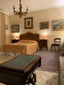 那不勒斯Domus Diocleziano的一间卧室配有一张床和一张桌子