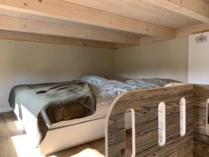 弗里茨拉尔Tiny Haus Park Fritzlar的木天花板的客房内的一张床位