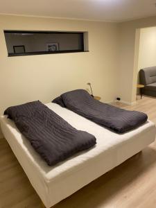 奥斯陆Familyroom #1 Appartmenthotel Oslo Adress Isabels vei 16的一张床上有两个枕头的房间