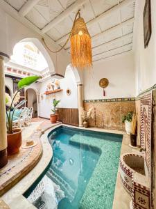 马拉喀什艾丽马拉喀什旅馆的吊灯房子中的游泳池