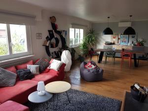 DuppigheimJoli appartement calme et spacieux, proche Strasbourg的客厅配有红色的沙发和桌子