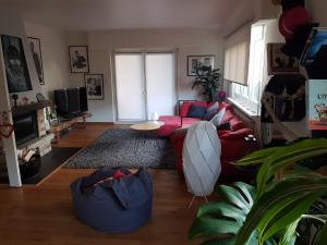 DuppigheimJoli appartement calme et spacieux, proche Strasbourg的客厅配有红色的沙发和桌子