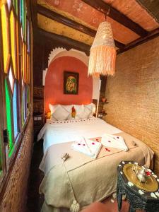 马拉喀什艾丽马拉喀什旅馆的卧室配有一张床和一张桌子