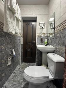 杜尚别Hello Dushanbe Hostel的浴室配有白色卫生间和盥洗盆。