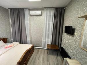基辅STAR CITY Hostel的卧室配有一张床,墙上配有电视。