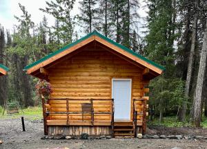 麦金利公园Carlo Creek Cabins的小木屋设有白色门和椅子
