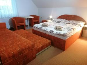 里托斯基挪威克Apartmány AQUAVILLA的卧室配有一张床和一张桌子及椅子