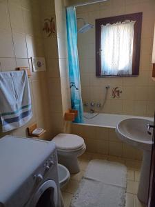 卡斯泰拉尔夸托Appartamento Bersani的浴室配有卫生间、浴缸和水槽。