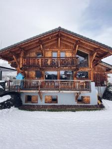 圣莫里斯堡Grand chalet à la montagne的雪地小木屋,设有大甲板