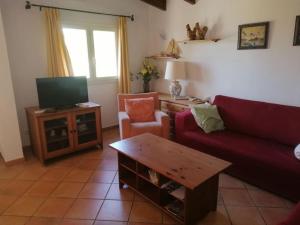 蓬塔普里马Villa Eclipse的客厅配有红色沙发和电视