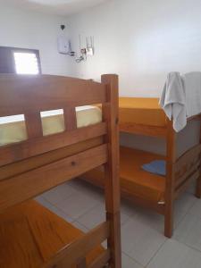 卢塞纳Bela casa de Veraneio - faça sua reserva.的客房内的一张木制双层床