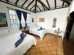 莱瓦镇Casa chalet Campestre 2km的一间卧室配有两张床和一张桌子