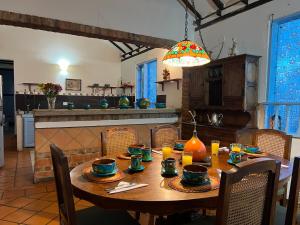 莱瓦镇Casa chalet Campestre 2km的一张带椅子的木桌和一间餐厅