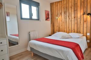 Clermont-CréansCHALET VINTAGE - Les Belles Ouvrières的一间卧室配有一张木墙床
