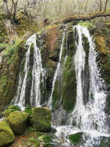 皮罗特Vila Budimir的悬崖边的瀑布
