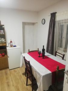 皮罗特Vila Budimir的一间房间,桌子上装有红色桌布