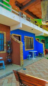 里约达欧特拉斯Vila da Drika的一间设有蓝色墙壁和桌椅的房间