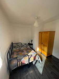 甘迪亚Apartamento Layla - solo familias的一间卧室配有一张床和一个木制橱柜