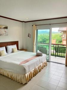 Ban Thung PongPai happyvillage_yeon的一间卧室设有一张大床和一个大窗户