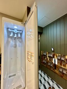 庆州Series hotel的带卫生间的浴室内的白色冰箱