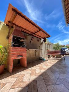 里约达欧特拉斯Vila da Drika的露台上的户外烧烤架和长凳