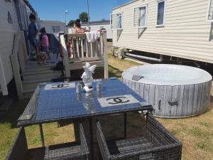 滨海克拉克顿8 Birth Mobile Luxury home C016 8SG St Osyth near Clacton on Sea的野餐桌和rv旁的浴缸