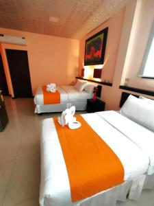 巴克里索莫雷诺港洛斯阿尔加鲁博斯旅舍的酒店客房,配有两张带毛巾的床