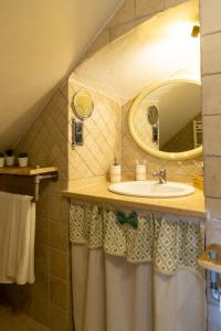 维科德尔加尔加诺Il Pieddo的一间带水槽和镜子的浴室